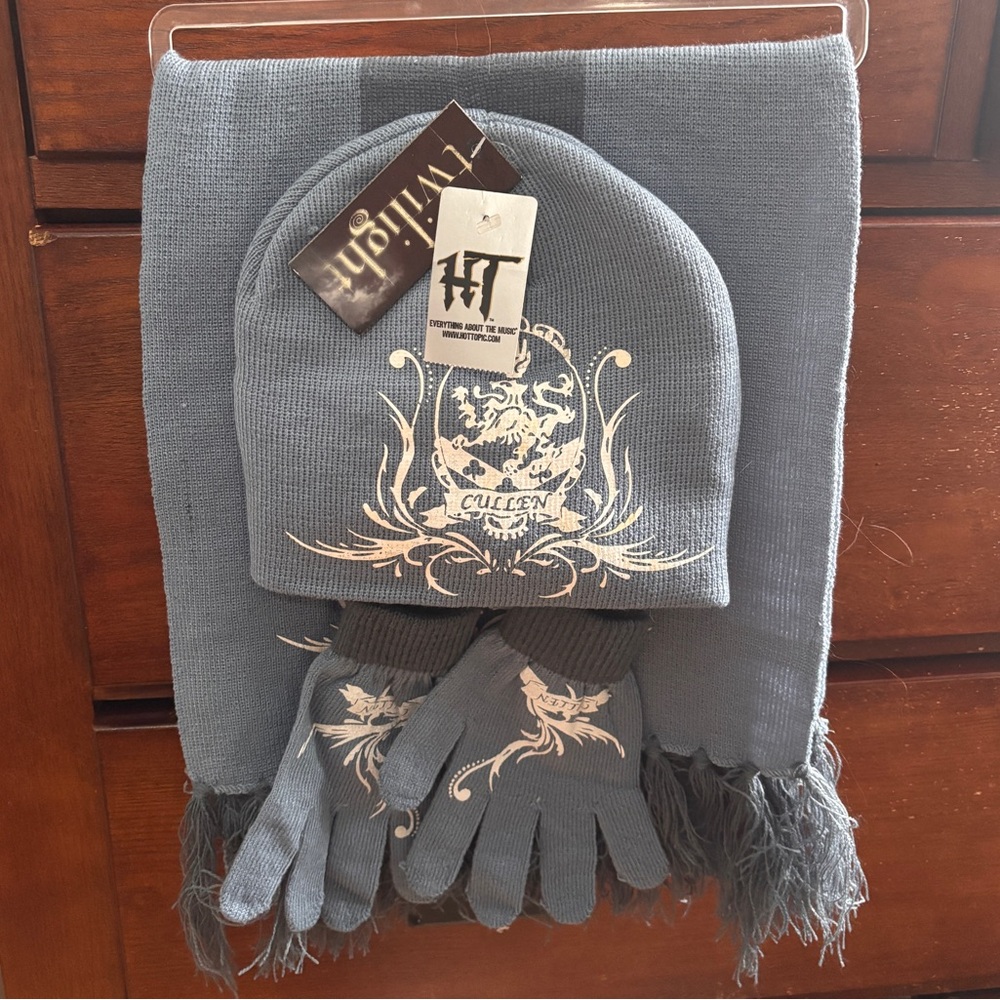 Twilight Saga: Twilight - Hat, Glove and Scarf Set NWT Hot Topic